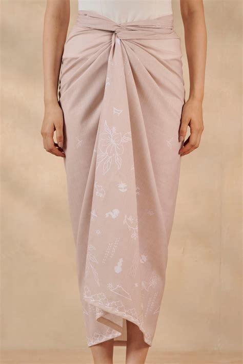 SARONG ALUN IN NUDE