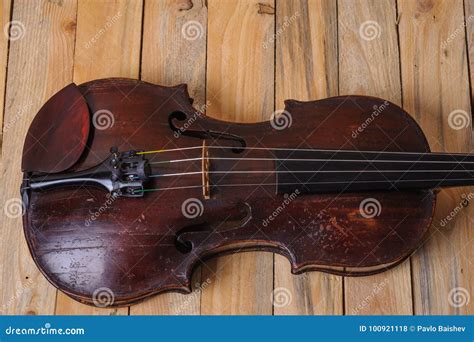 Uma Imagem Do Violino No Fundo Branco Foto De Stock Imagem De Curva