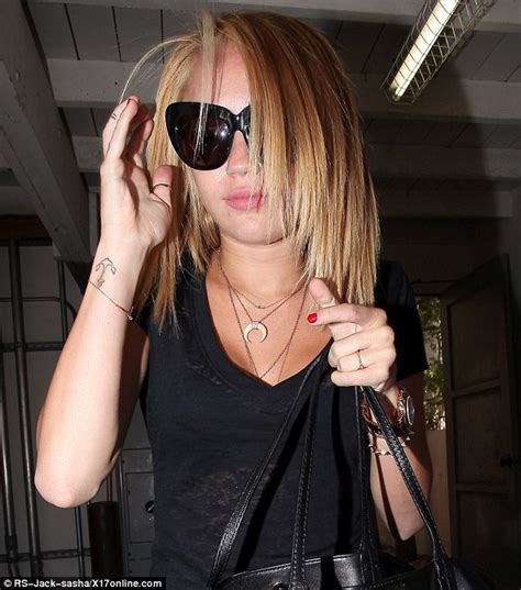 Miley Cyrus Lets Her Blonde Hair Down To Debut New Razor Haircut Daily Mail Online