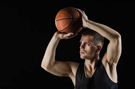 Jugador De Baloncesto Preparado Para Lanzar La Pelota Foto Gratis