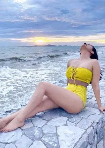 Aahna Sharma Hot And Sexy Pics In Bikini