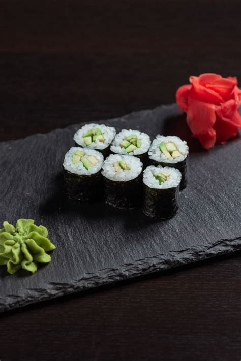 Авокадо маки | Суши-роллы, Японская еда, Продуктовые плакаты