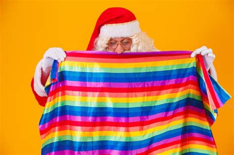 Gay Papai Noel Segurando A Bandeira Lgbt Conceito De Orgulho Gay De Natal Foto Premium