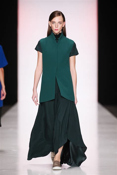 Под какую одежду носить кроссовки