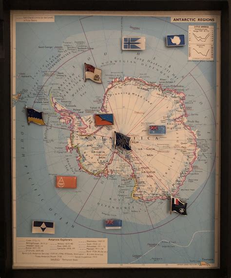 Antarctica flag map : r/vexillology