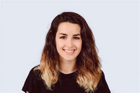 Retrato De La Mujer Latina Joven En Un Estudio Foto Premium
