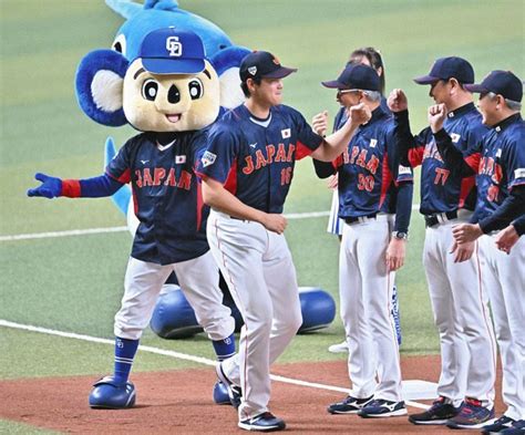 【写真】ドアラ、大谷翔平にスルーされる：中日スポーツ・東京中日スポーツ