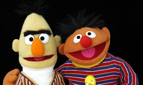 Padaria se recusa a fazer bolo bonecos da Vila Sésamo e frase de apoio ao casamento gay