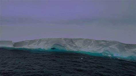 Antartide si è staccato il più grande iceberg del mondo e ora va alla