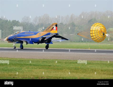 Ein Kampfflugzeug Phantom F4F ist auf dem Militärflugplatz der