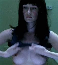 Milf enseñando sus tetas en la webcam porno