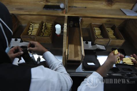sampoerna gandeng mitra produksi sigaret kretek tangan skt foto
