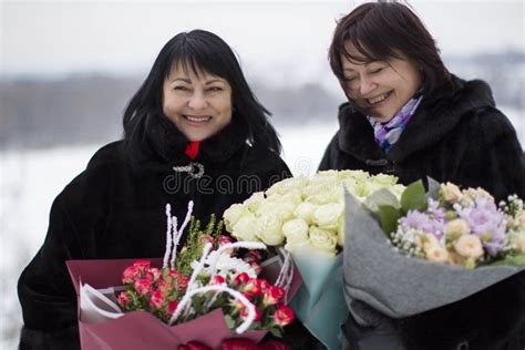 Due Belle Donne Mature Con Dei Fiori Fotografia Stock Immagine Di Corporativo Comunicazione