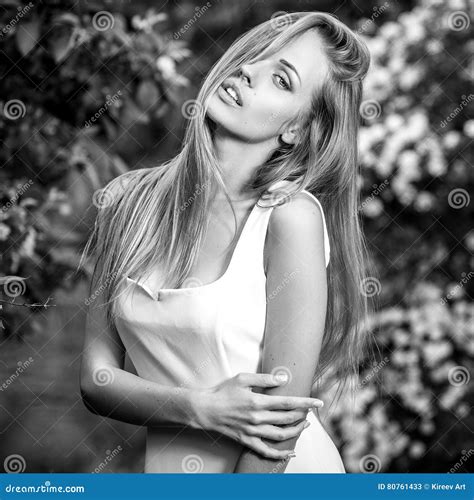 Portrait Ext Rieur Blanc Noir De Belle Jeune Femme Blonde Sexuelle Sur Le Fond De Nature Image