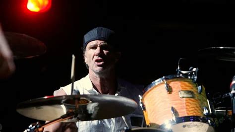 El baterista de los Red Hot Chili Peppers retó a un duelo de batería a un famoso actor TN