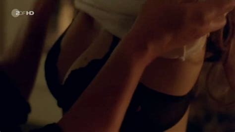 Naked Susan Anbeh in Inga Lindstöm Das dunkle Haus