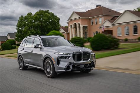 BMW X7: Should you get the Frozen Pure Grey or Sparkling Copper Metallic?