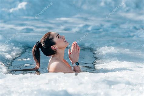Chica Con Bikini Y Un Reloj En El Agujero De Hielo Del Lago Congelado Mujer Endureciendo El