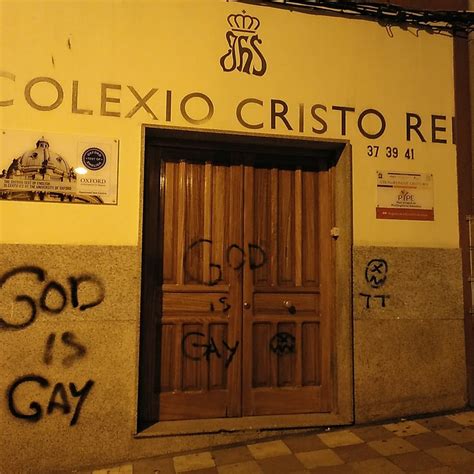 La Policía investiga pintadas de God is gay en un colegio católico