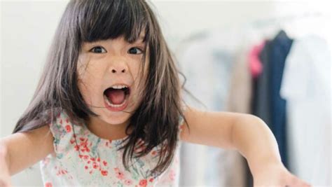 Bunda Wajib Tahu Cara Mengatasi Anak Suka Melempar Barang Saat Marah