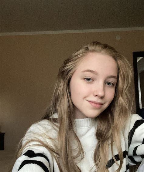 красивая блондинка со светлыми волосами девочка подросток эстетика герл ...