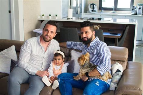 Pareja Gay Y Su Hija Pequeña Dando Un Paseo Por El Parque La Hijita Se Monta En El Carruaje