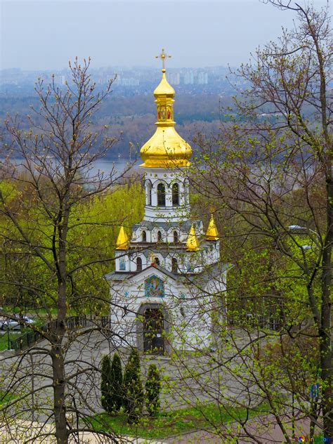 Церква за деревами стара церква замок із золотим куполом церкви на ...