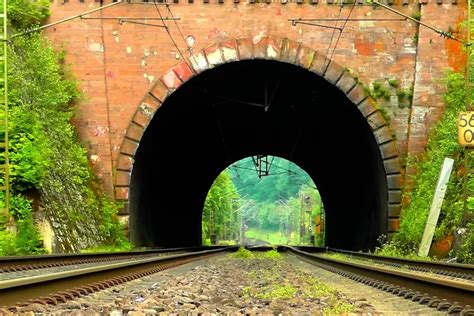 Panjangnya 949 Meter Inilah Terowongan Kereta Api Terpanjang Di