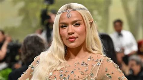 Karol G Debuta Vestida De Elfa En La Gala Met Con Orejas Y Un Dise O Nude Repleto De