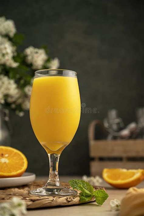 Zumo De Naranja Natural Con Vaso De Coctel De Frutas De Naranja Y Fondo