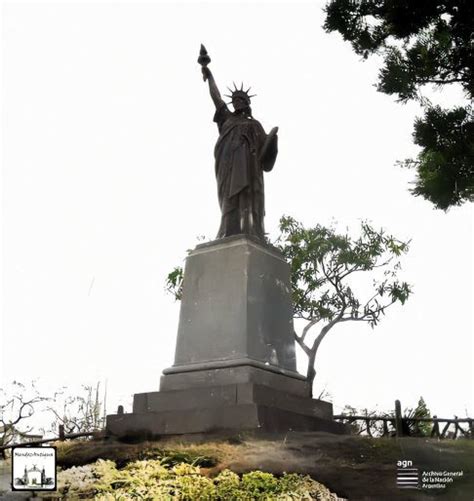 Estatua De La Libertad Emplazada En Las Barrancas De Belgrano De La