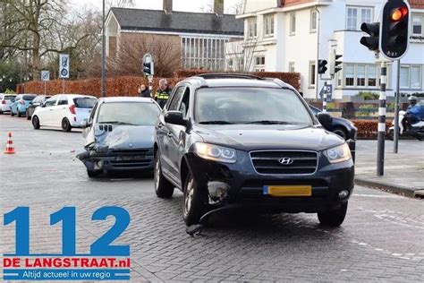 Autos Botsen Op Elkaar Op Kruising Aan De Mr Van Coothstraat Waalwijk