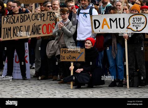 Praga República Checa 17º De Octubre De 2023 Cientos De Estudiantes