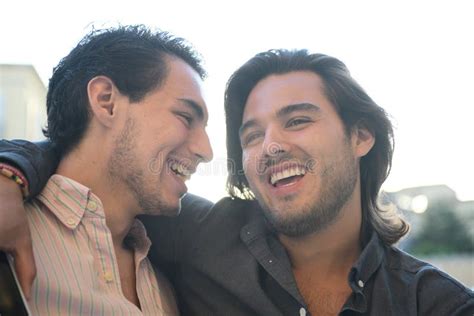 Los Pares Gay Abrazaron De Cerca Imagen De Archivo Imagen De Alegre