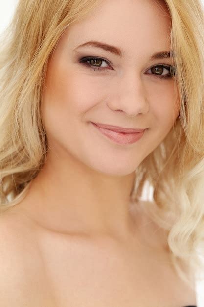 Belle Blonde Aux Cheveux Bouclés Photo Gratuite