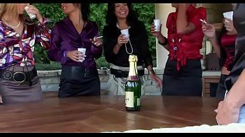 Des salopes folles se font sauter puis se font baiser par des mecs bien membrés XVIDEOS