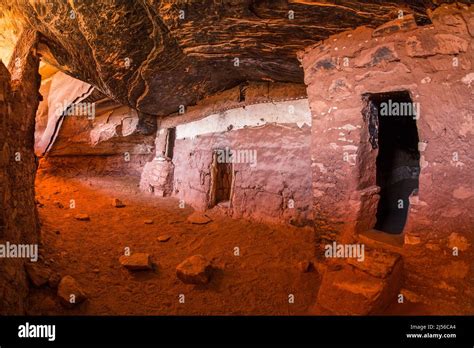 Inside The Defensive Wall Of The Moon House Ruin On Cedar Mesa Bears