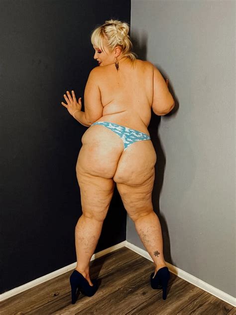 Milf In A Thong Showing Off Her Big Curves Pics Xhamster