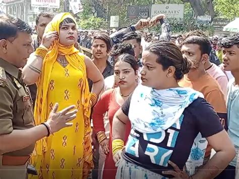 Eunuchs Created Ruckus At Adampur Police Station By Posing Half Naked In Varanasi Vehicle