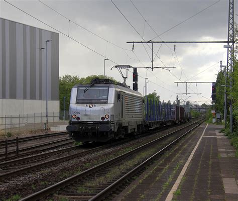 akiem 37025 kommt mit einem Güterzug aus Richtung Krefeld nach