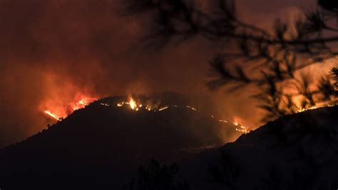 Al Menos Cuatro Muertos En El Incendio M S Grande En D Cadas Dijo El