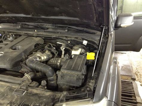 Установка упоров капота — Nissan Pathfinder (3G), 2,5 л, 2010 года ...