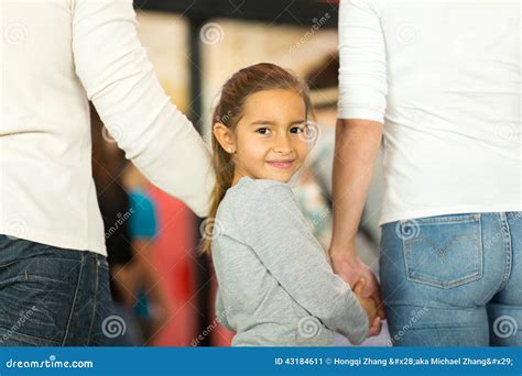 Muchacha Que Lleva A Cabo Las Manos Del Padre Imagen De Archivo