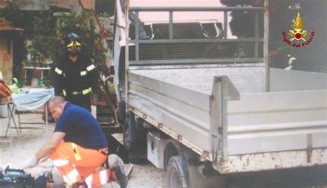 Incidente Sul Lavoro A Loreto Muore Schiacciato Dal Camion