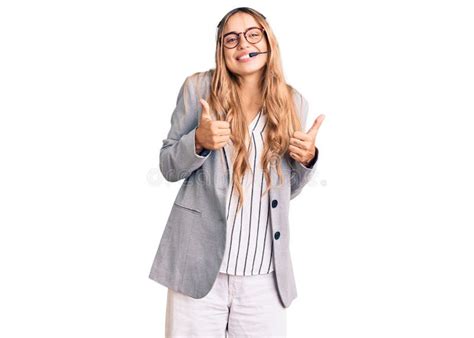 Jeune Belle Femme Blonde Portant Call Center Agent Casque Succès Signe Faire Un Geste Positif