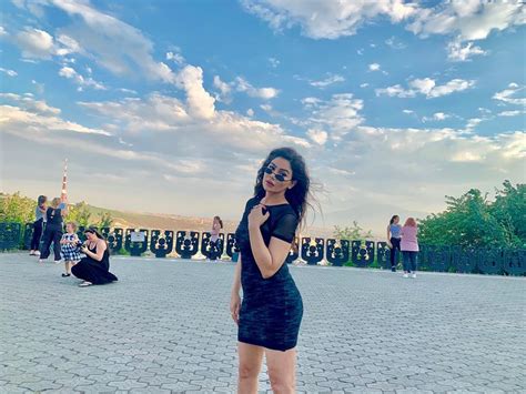 Sexy Kangna Sharma Raises The Temptations With Her Hot Vaca