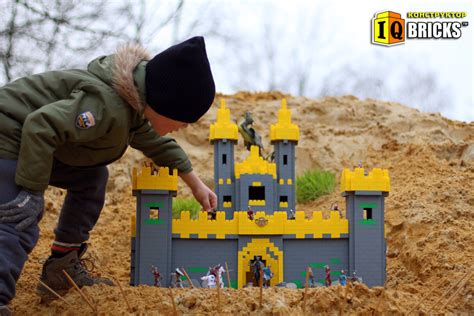 Игрушечный рыцарский замок из конструктора IQ Bricks. Собран из ...