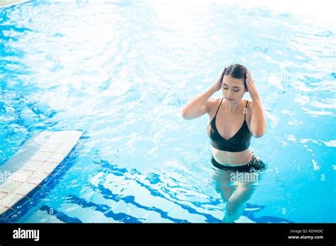 Jeune Femme En Bikini Sortant De La Piscine Ou Du Jacuzzi Spa Photo Stock Alamy