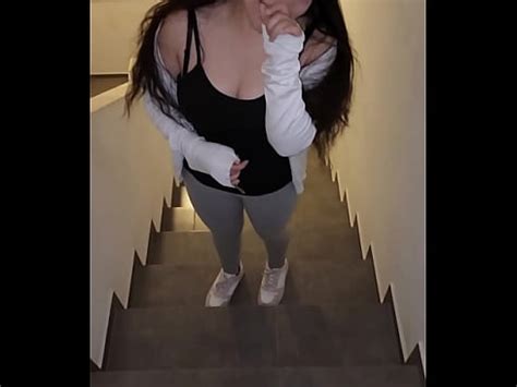 Una pareja tiene sexo en público Hijastra chupa el pene de su padrastro en la calle Sexo anal