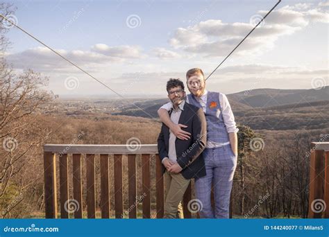 Dos Hombres Retrato De Pareja Gay Mirando a La Cámara Abrazando Imagen de archivo Imagen de